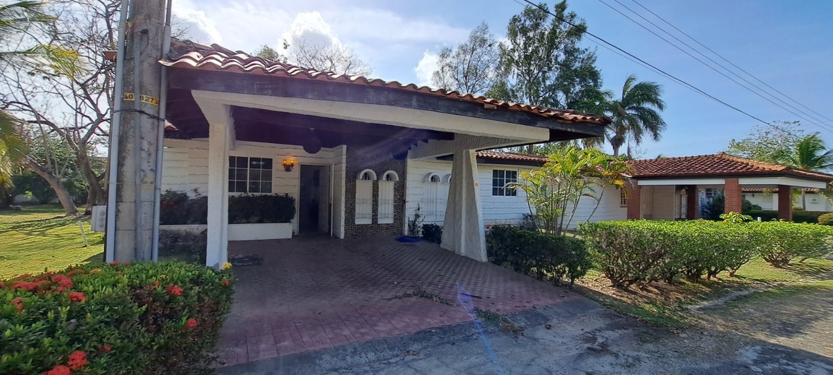 A GREAT FAMILY HOME AWAITS YOU, LOCATED ON THE 1ST HOLE OF CORONADO GOLF CLUB – FOR SALE