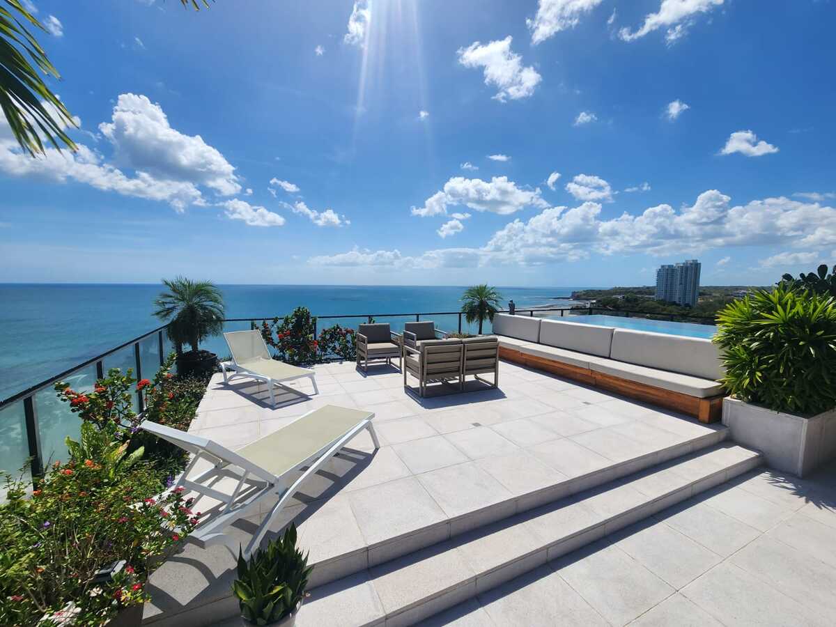 2 story Luxurious 4 bedroom Penthouse in Punta Caelo