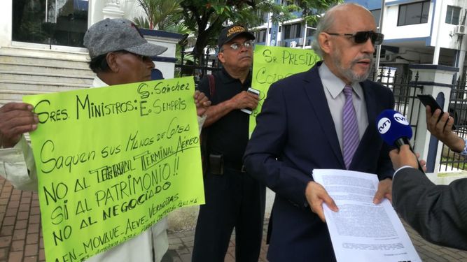 Airstrip in Coiba under fire