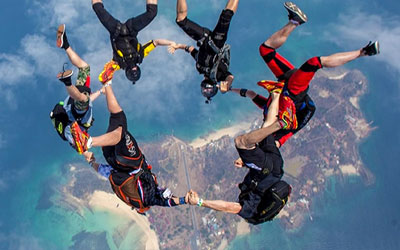 Skydivers set record on Contadora 